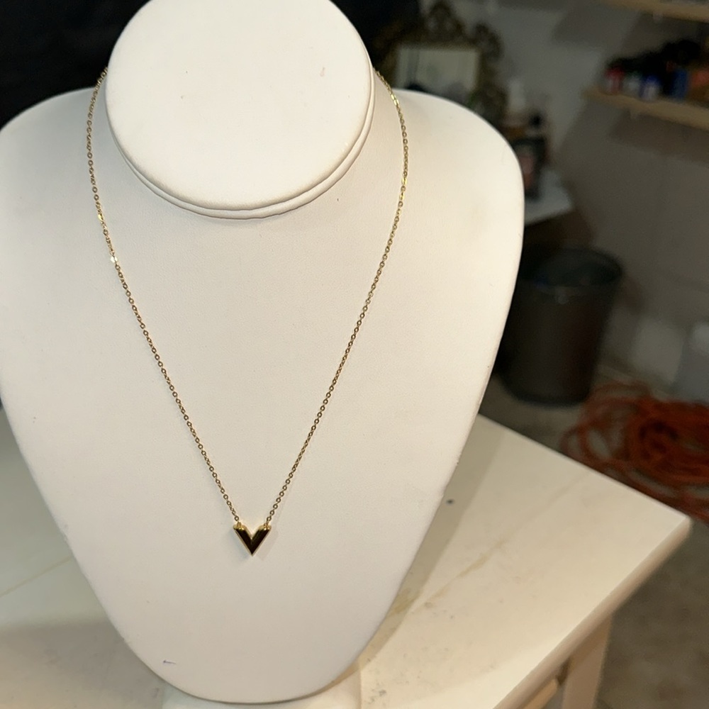 in fashion lv necklace 18” long - Picture 8 of 14